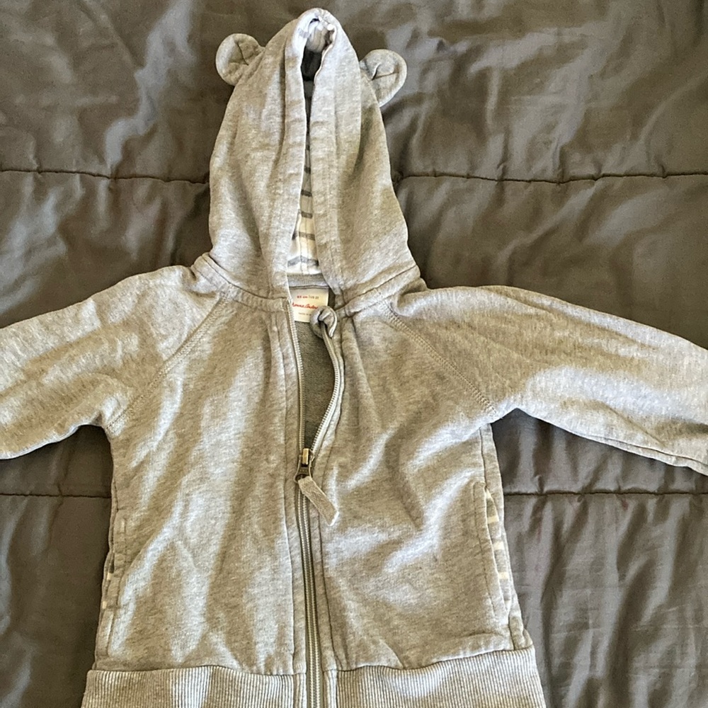 Excellent used condition Hanna Andersson size 2t (85) zip up sweatshirt.